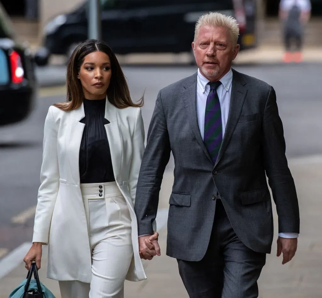 Boris Becker llega al tribunal para la su sentencia, junto a su novia Lilian de Carvalho Monteiro, en 2022 (Getty Images).