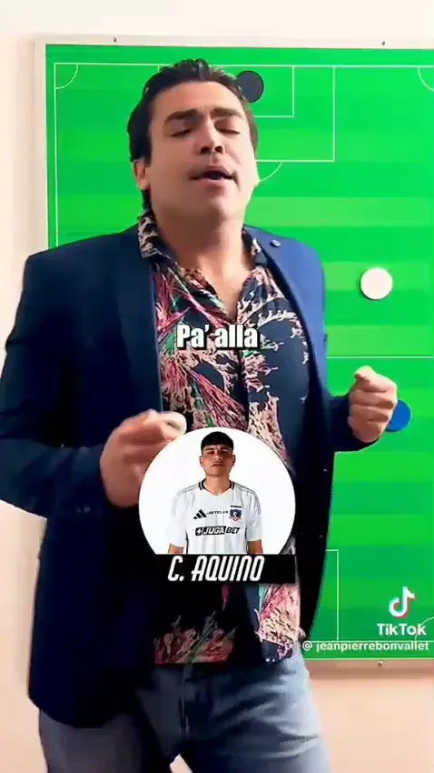 La imitación de JP Bonvallet al juego de Claudio Aquino. (Captura YouTube).