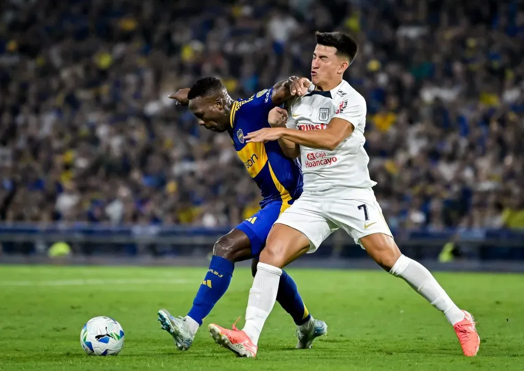 Fernando Gaibor en acción ante Boca Juniors en la Copa Libertadores 2025. Alianza Lima se metió en la fase grupal tras vencer a los Xeneizes y a Iquique. (Marcelo Endelli/Getty Images).