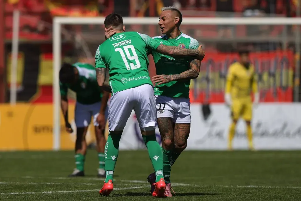 Eduardo Vargas fue agredido de una manera muy particular en la victoria de Audax Italiano ante Unión Española por la Liga de Primera en el estadio Santa Laura. Foto: Felipe Zanca/Photosport