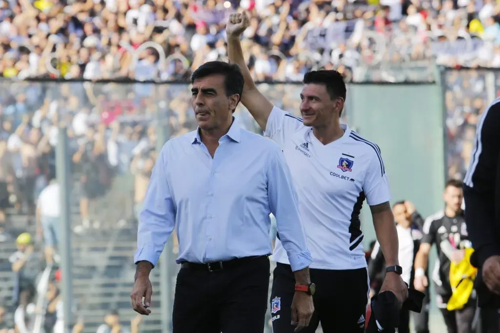 Hugo Roldán saluda a la gente de Colo Colo con el puño en alto. (Marcelo Hernandez/Photosport).