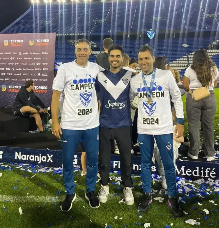 Maximiliano Quezada (a la derecha) posa junto a Leandro Desábato, primo y ayudante de Gustavo Quinteros. (Foto: Cedida).