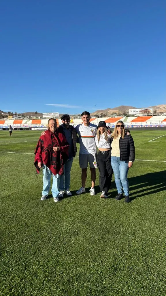 Diego Coelho con algunos familiares en el estadio El Cobre. (Cedida).