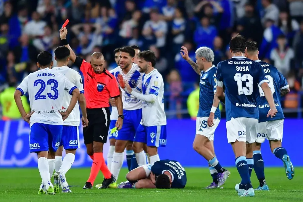 Wilton Sampaio le mostró la roja por doble amarilla a Lisandro Magallán. (Marcelo Endelli/Getty Images).