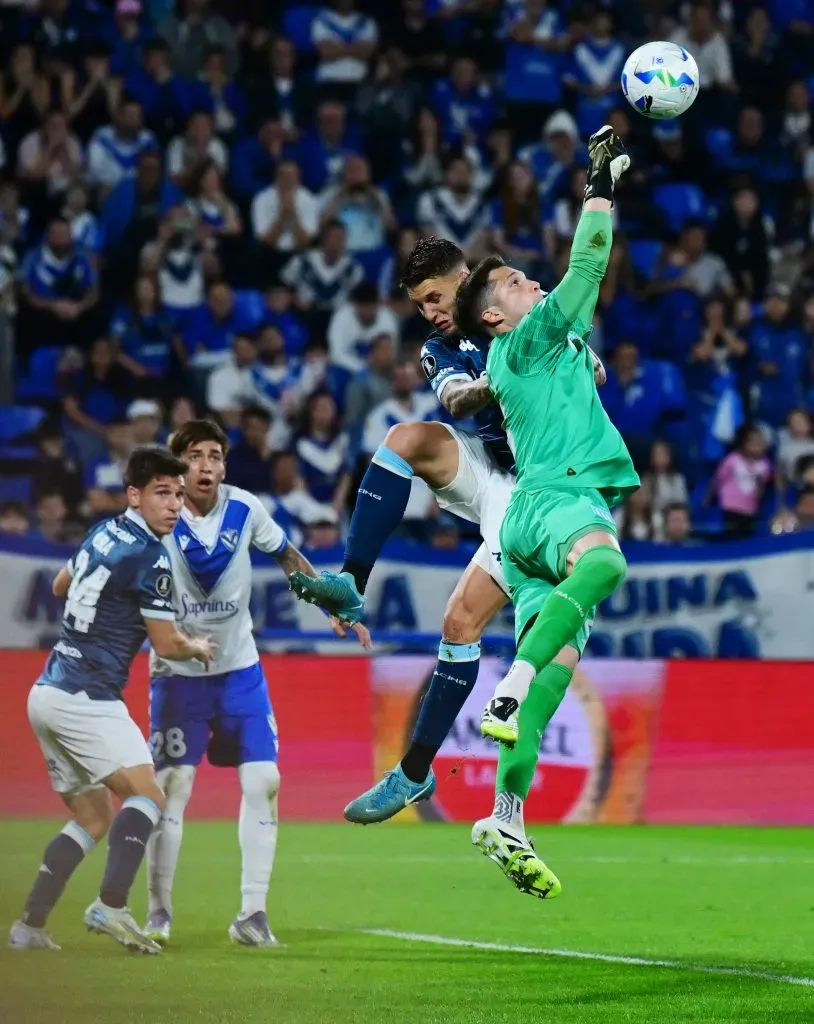 Facundo Cambeses en acción ante Vélez Sarsfield. (Marcelo Endelli/Getty Images).