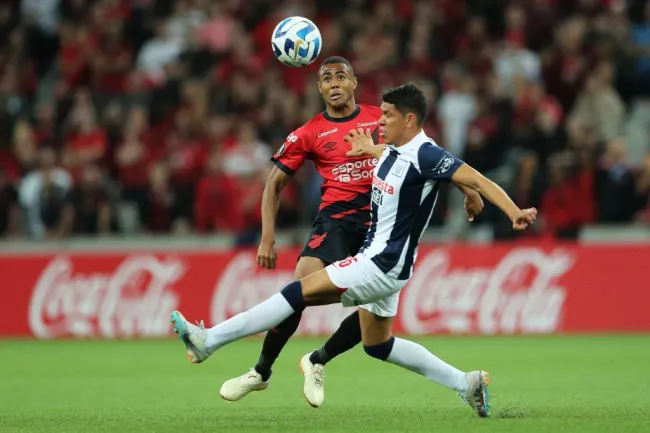 Jesús Castillo en acción ante Athletico Paranaense. (Heuler Andrey/Getty Images).