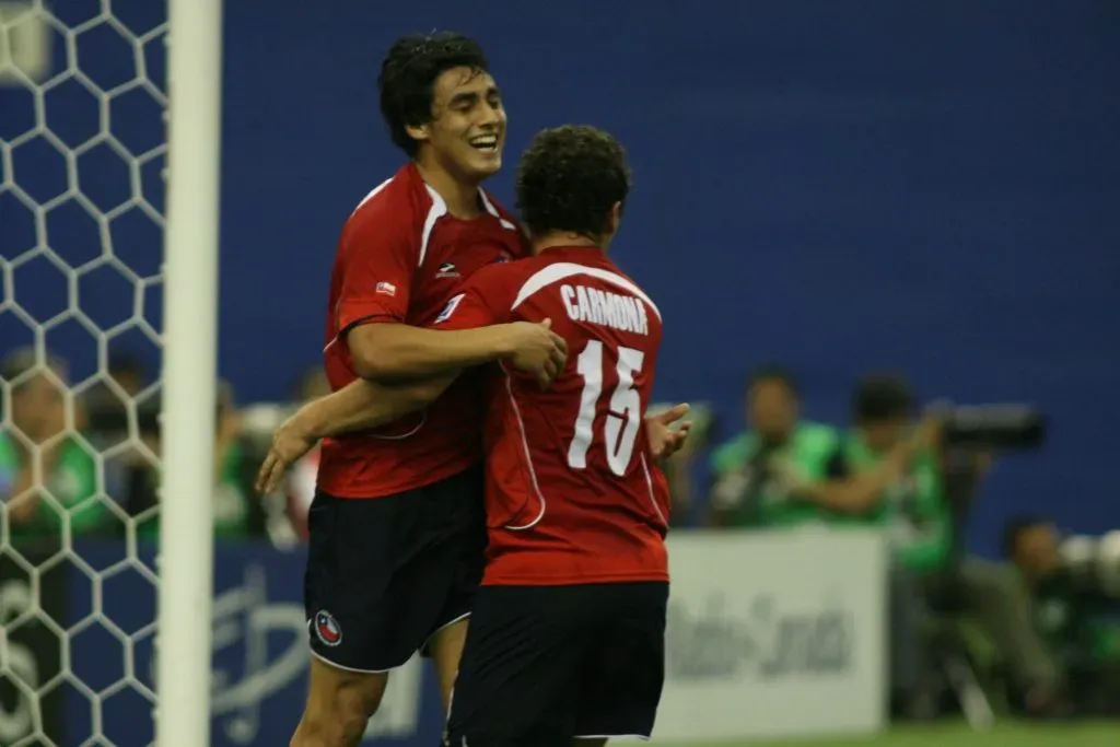 Jaime Grondona y Carlos Carmona celebran un gol de Chile ante Nigeria. (Photosport).