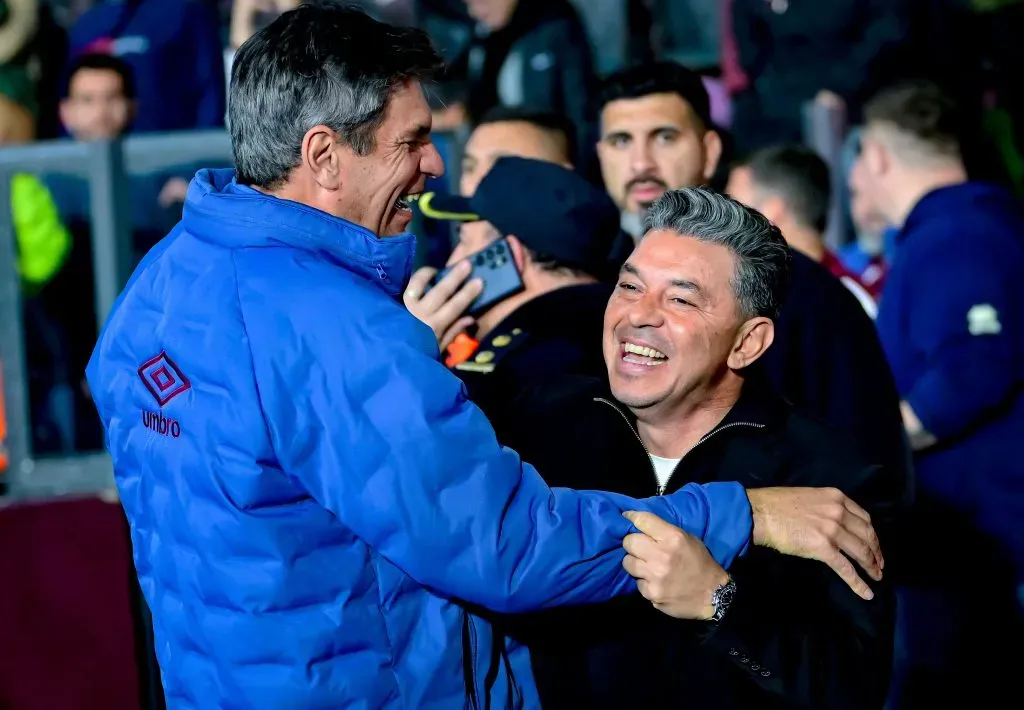 Mauricio Pellegrino saluda al Muñeco Gallardo antes del empate 1-1 de Lanús ante River. (Marcelo Endelli/Getty Images).