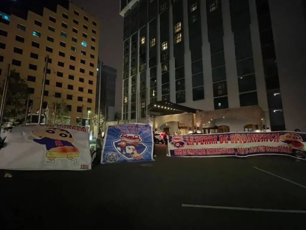 Los hinchas de Alianza Lima mostraron lienzos en el hotel de la U en Perú.