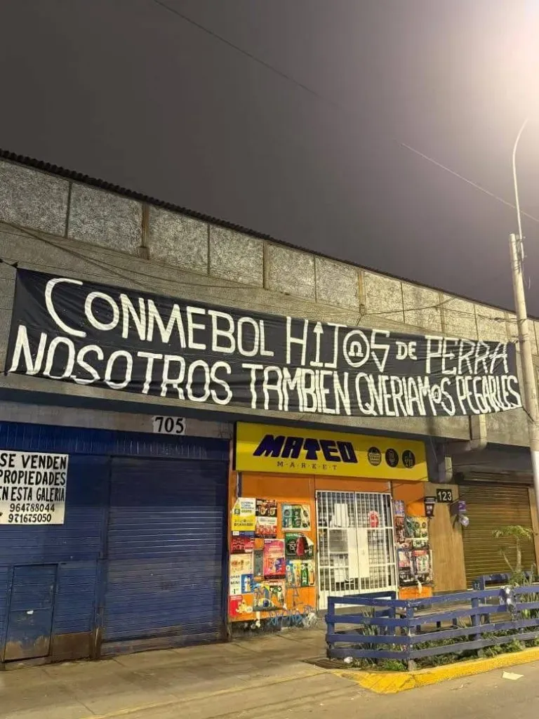 Violentos lienzos contra U de Chile en Lima, Perú.