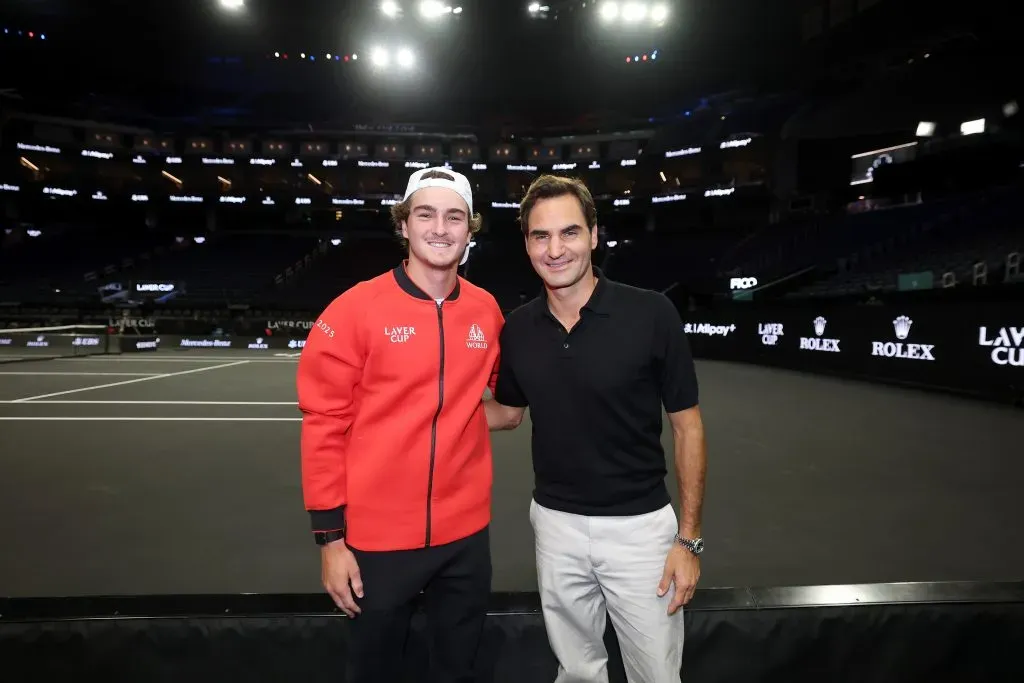 Joao Fonseca junto a Roger Federer.  (Photo by Ezra Shaw/Getty Images for Laver Cup)