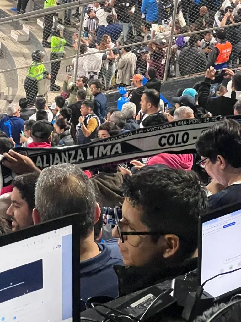 Hinchas de Alianza Lima con un lienzo de Colo Colo.