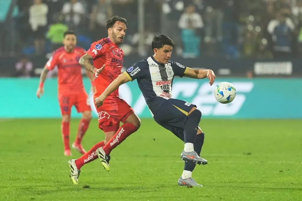Fernando Gaibor siendo marcado por Sebastián Rodríguez | Getty Images