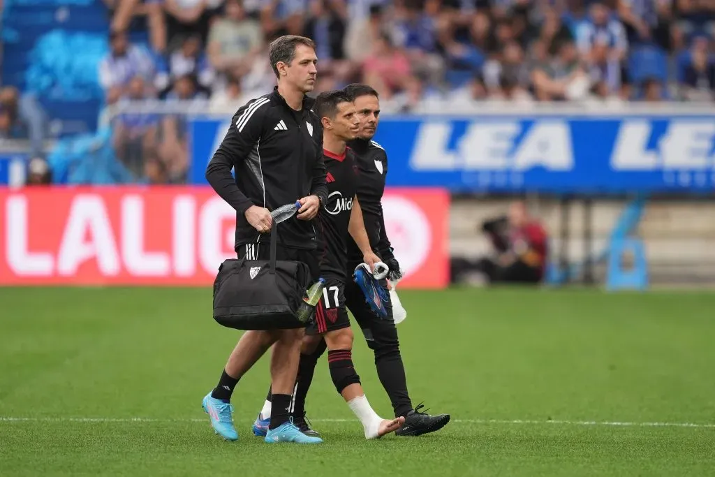 Alfon salió lesionado y eso permitió la entrada temprana de Alexis Sánchez. (Juan Manuel Serrano Arce/Getty Images).