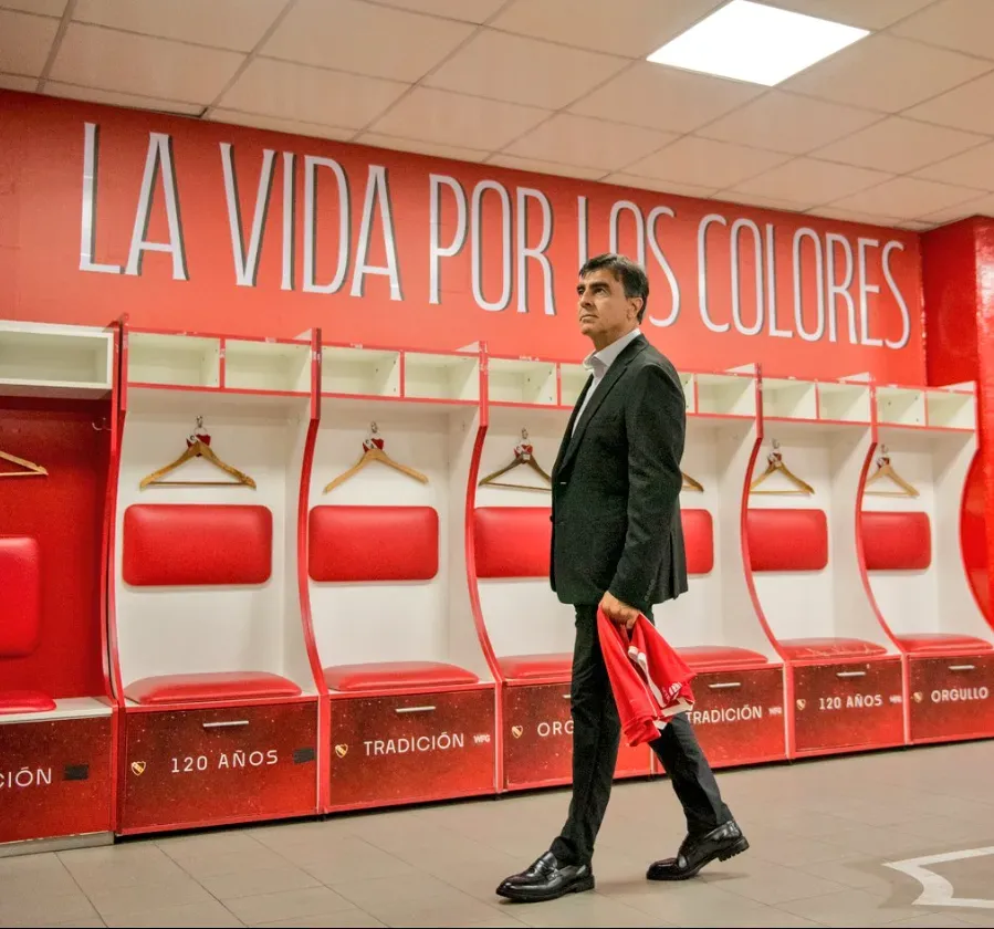 Gustavo Quinteros firmó hasta diciembre de 2026 como DT de Independiente. (Foto: Independiente).