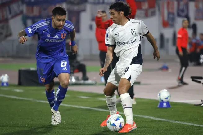 Luciano Cabral ante la marca de Matías Zaldivia. (Andres Pina/Photosport).