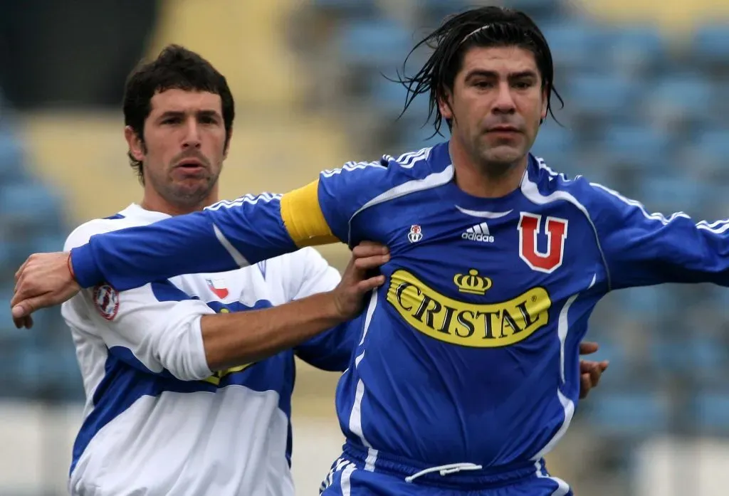 Facundo Imboden defiende ante Marcelo Salas en un Clásico Universitario. (ANDRES PINA/PHOTOSPORT).