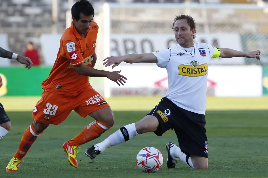 Leandro Gracián en acción ante Colo Colo. Lo marca Luis Mena en el Monumental. (Marcelo Hernandez/Photosport).