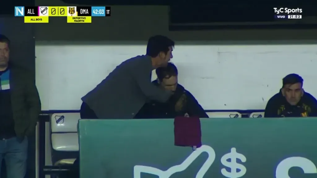 Leandro Gracián en pleno reto a su delantero Germán Rivero. (Captura TyC Sports).