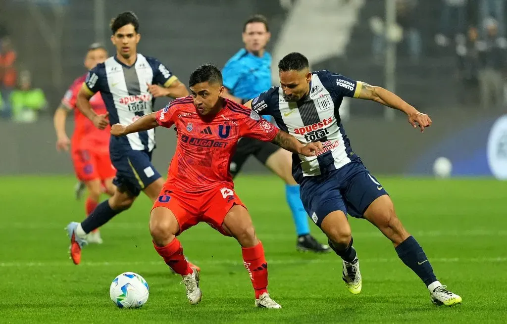 Renzo Garcés marca a Nicolás Guerra en Lima. Se repetirá el duelo. (Raul Sifuentes/Getty Images).