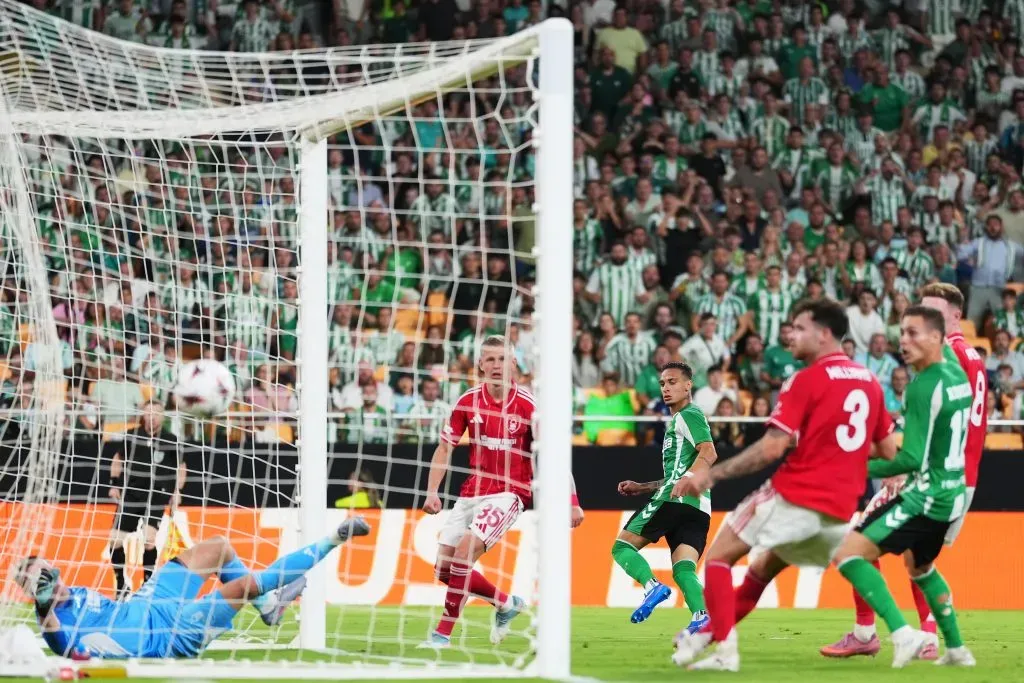 Real Betis le sacó un empate a Nottingham. (Photo by Aitor Alcalde/Getty Images)
