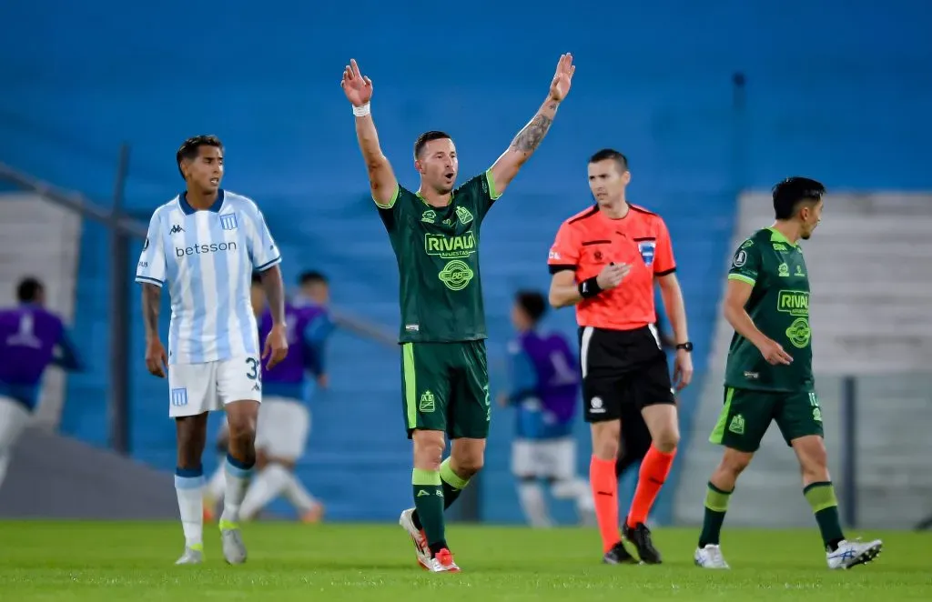 Luciano Pons convirtió tres goles en la Libertadores 2025: acá celebra ante Racing. (Marcelo Endelli/Getty Images).