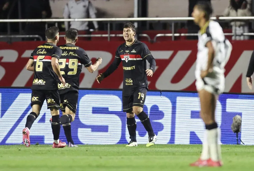 Gonzalo Tapia y Sao Paulo buscan las semifinales de Liberadores ante LDU Quito de Fernando Cornejo. (Foto: Alexandre Schneider/Getty Images)