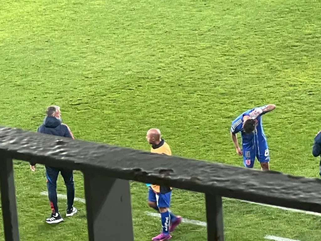 Marcelo Díaz a la par de Gustavo Álvarez dando instrucciones en la U. Foto: Redgol.