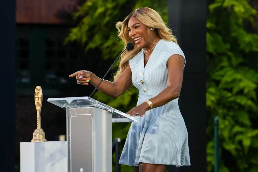 Serena Williams presenta a Maria Sharapova durante la ceremonia del Salón de la Fama del Tenis Internacional (Getty Images).