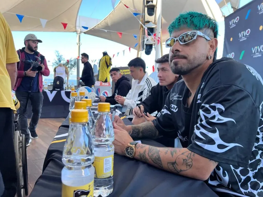 Diego Sánchez le puso color a la firma de autógrafos en Coquimbo. Foto: Redgol.
