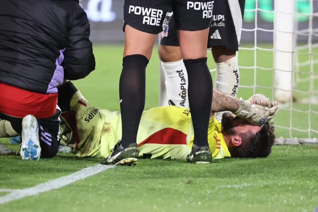 Fernando de Paul tendido en el césped del Monumental. (Dragomir Yankovic/Photosport).