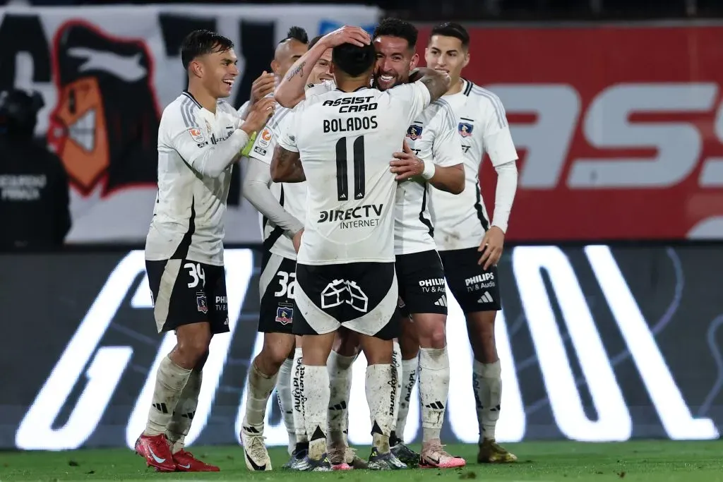 Mauricio Isla celebra su gol con Marcos Bolados, autor del 1-0 ante Deportes Iquique. (Javier Torres/Photosport).