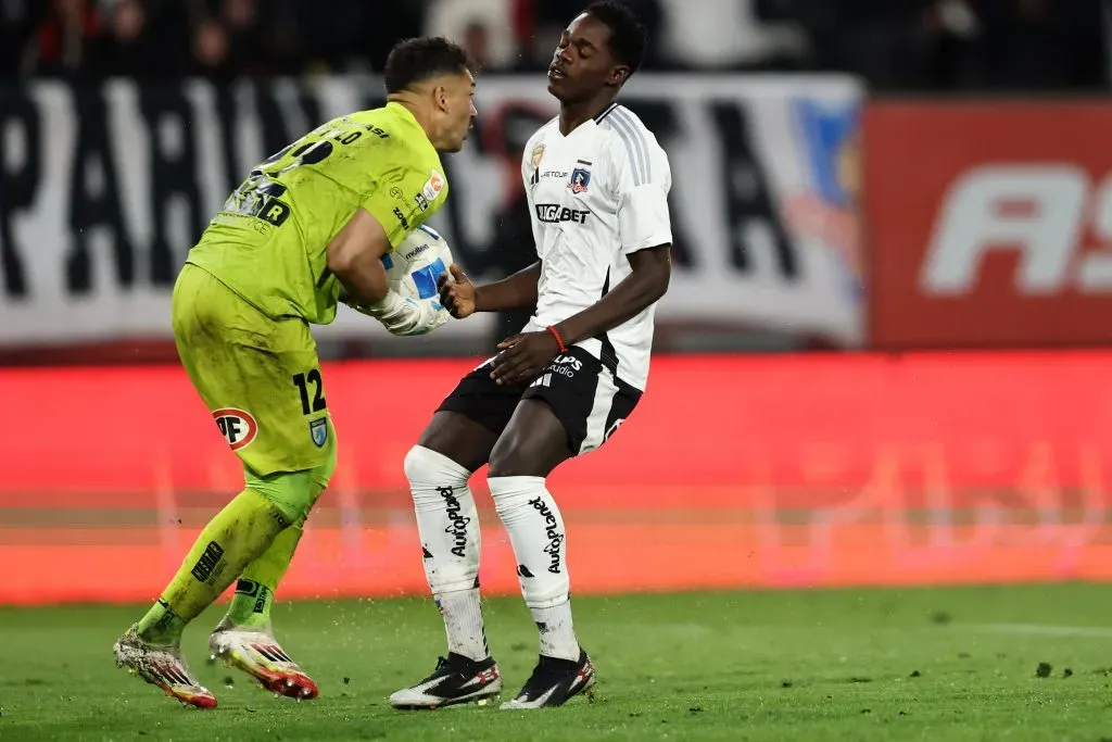 Manley Clerveaux no pudo llegar antes que Daniel Castillo a la pelota. (Javier Torres/Photosport).