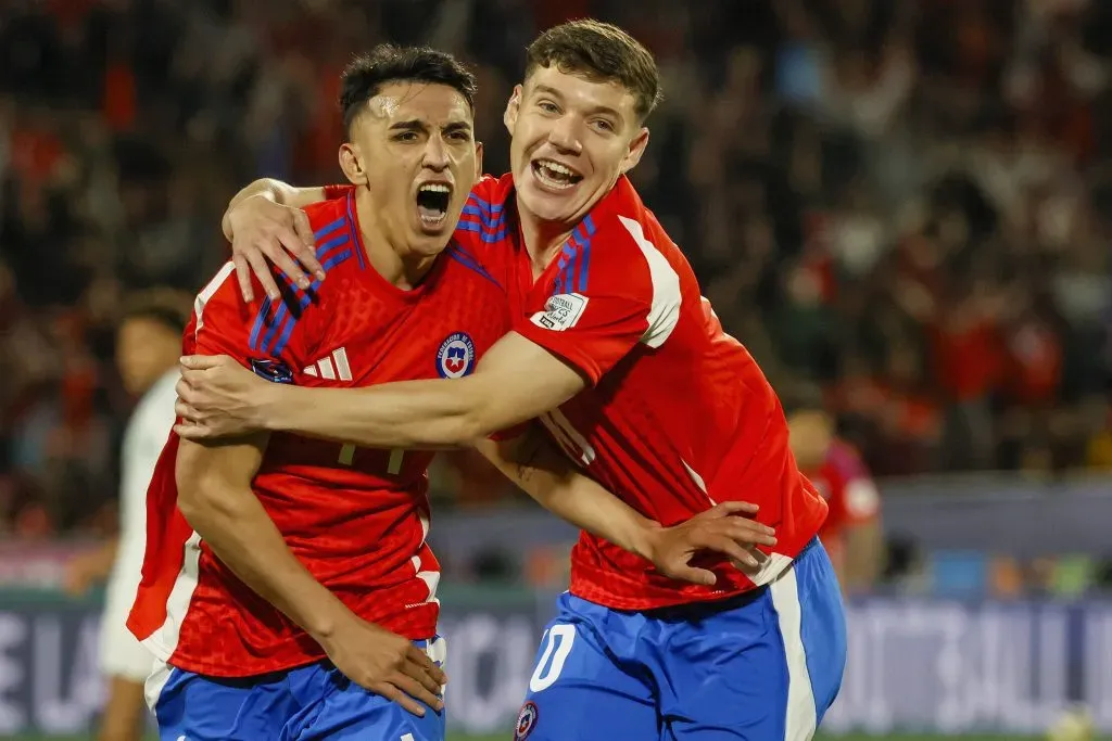 Lautaro Millán celebra junto a su asistidor, Agustín Arce. (Andres Pina/Photosport).