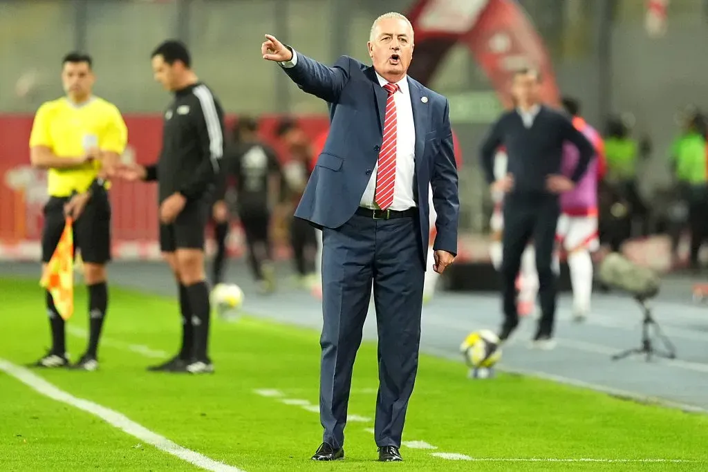 Gustavo Alfaro se mandó un curioso análisis para entender el pésimo momento de la selección chilena. | Foto: Photosport.