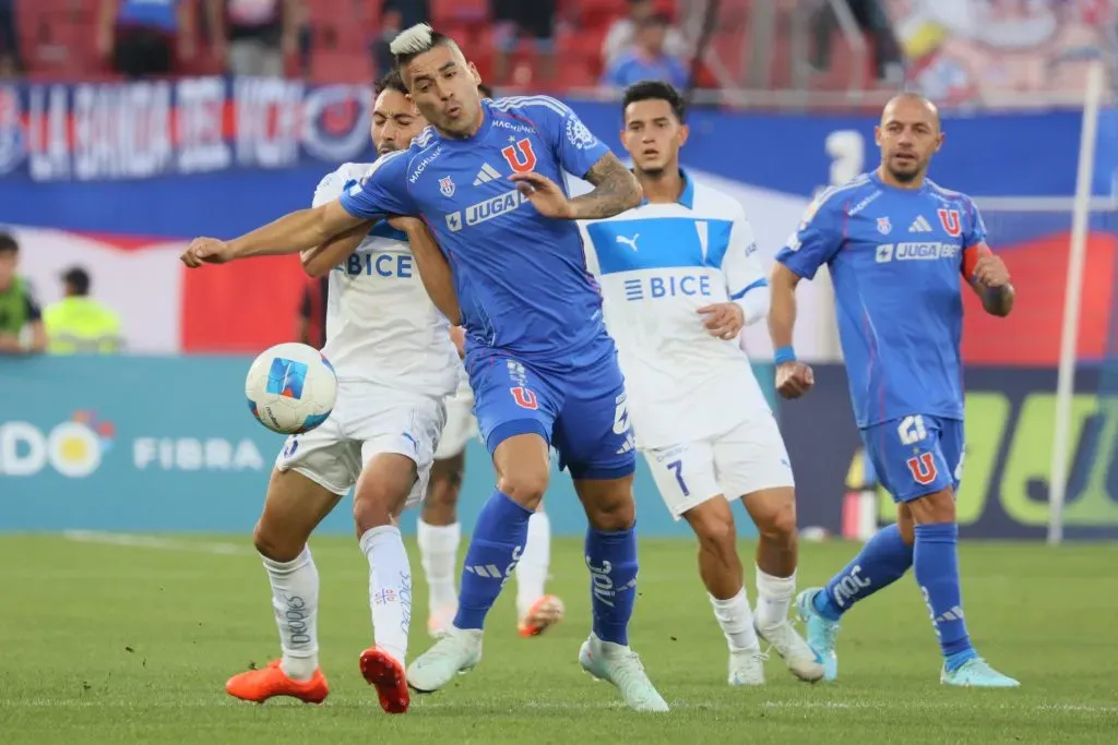El partido entre Universidad de Chile y Universidad Católica del 26 de octubre será clave para el Chile 2 de la próxima Copa Libertadores 2026. | Foto: Photosport.
