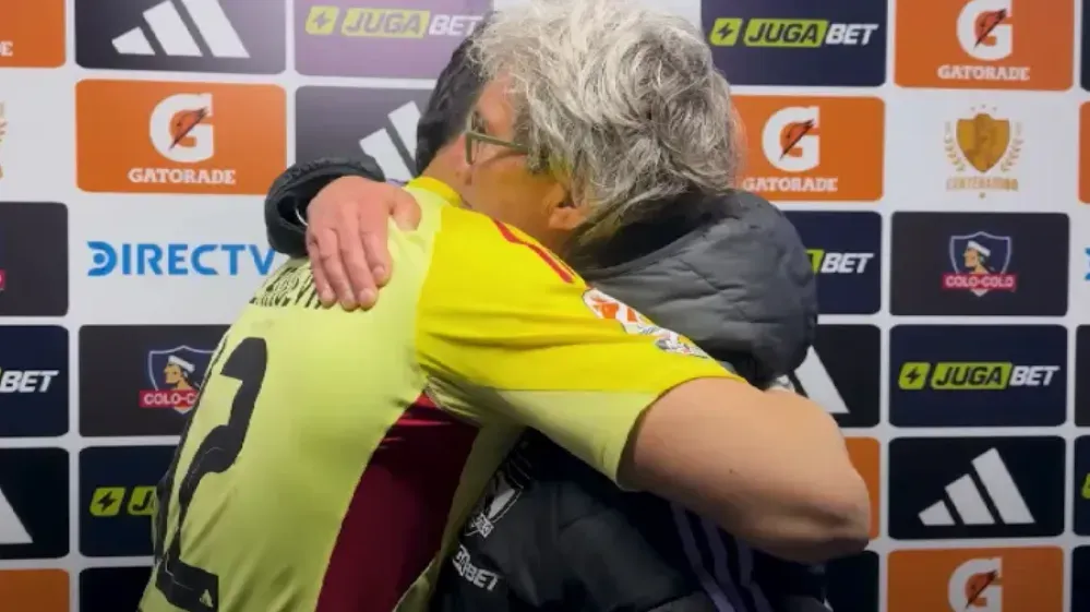 El saludo de Daniel Morón para Eduardo Villanueva. (Captura YouTube Colo Colo).