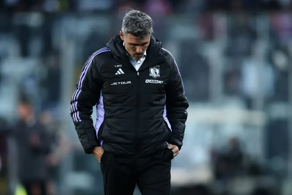Fernando Ortiz debe abrochar una clasificación a las copas del 2026 para asegurar su continuidad en Colo Colo. | Foto: Photosport.