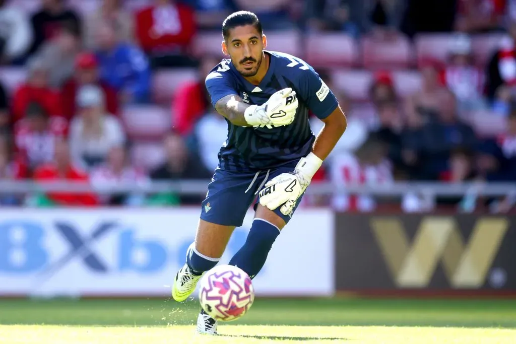Álvaro Vallés en acción por el Betis de España. (Ed Sykes/Getty Images).
