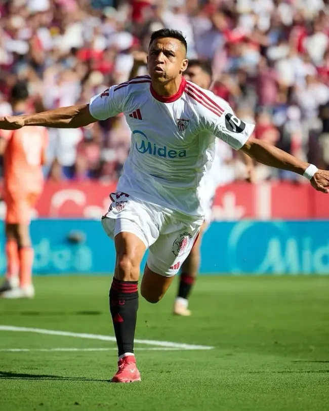 Alexis Sánchez se ganó una ovación de los hinchas del Sevilla por su actuación ante Barcelona. Foto: Sevilla.