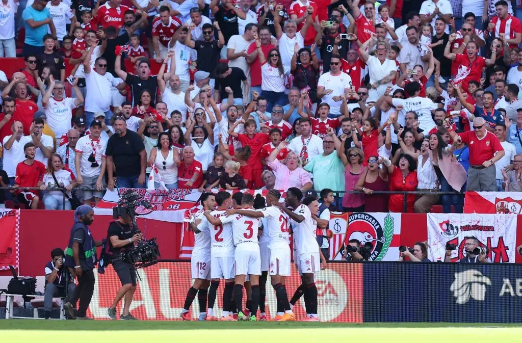 El Sevilla celebra el penal que convirtió Alexis Sánchez ante el Barça. (Fran Santiago/Getty Images).