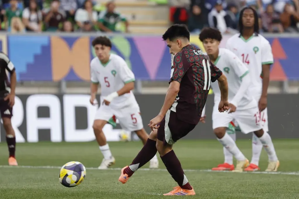 Gilberto Mora anotó desde los 12 pasos ante los africanos de Marruecos. (Sebastian Cisternas/Photosport).