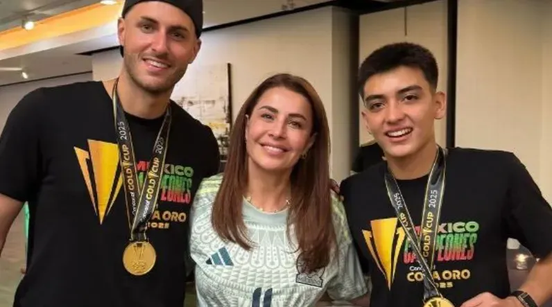 Rafaela Pimenta junto a Santiago Giménez y Gilberto Mora, dos talentos que representa. (Instagram).