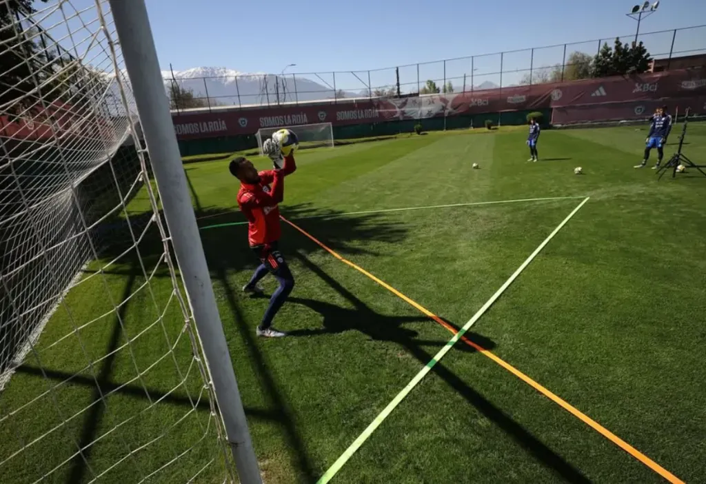 El plantel de Chile entrenó junto a la Sub 17 en el inicio de las prácticas para recibir a Perú. Foto: La Roja.