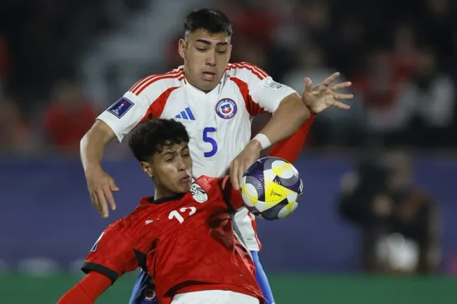 Nicolás Suárez frente a Egipto en el Estadio Nacional. (Andres Pina/Photosport).