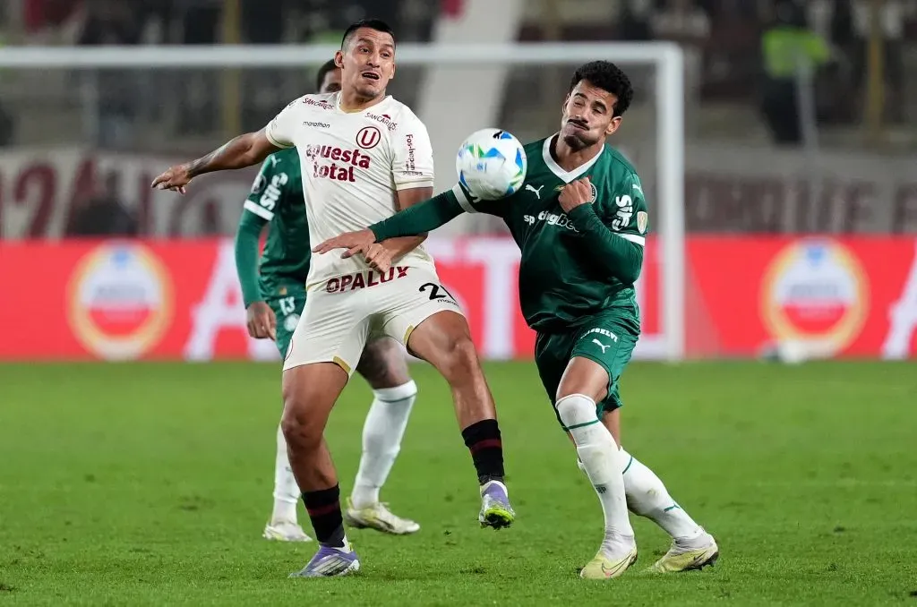 Álex Valera en acción por Universitario ante Palmeiras en la Copa Libertadores. (aul Sifuentes/Getty Images).