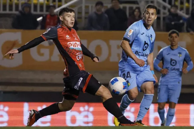 Agustín Arce en acción por Deportes Limache. (Andres Pina/Photosport).