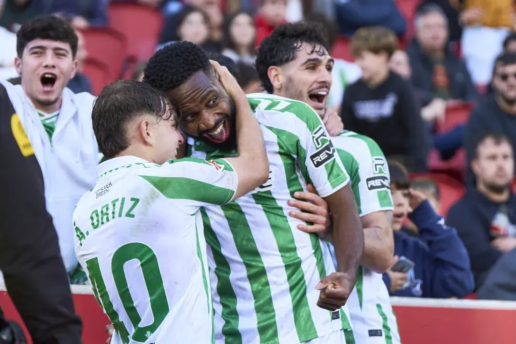 Ángel Ortiz celebra en el Betis junto a Cédric Bakambu. (Rafa Babot/Getty Images).
