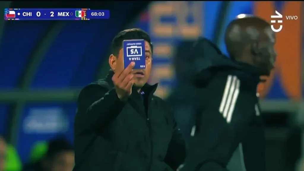 La imagen del momento en que Córdova comete error reglamentario en Mundial Sub 20 (Captura)