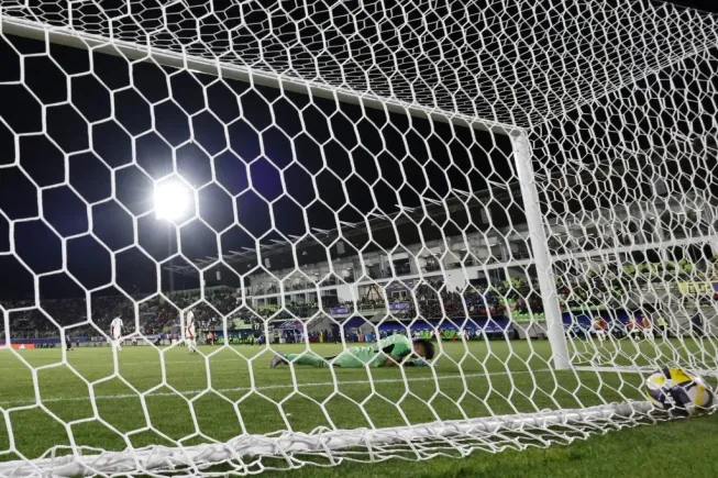 Sebastián Mella en uno de los goles que sufrió ante México. (Andres Pina/Photosport).